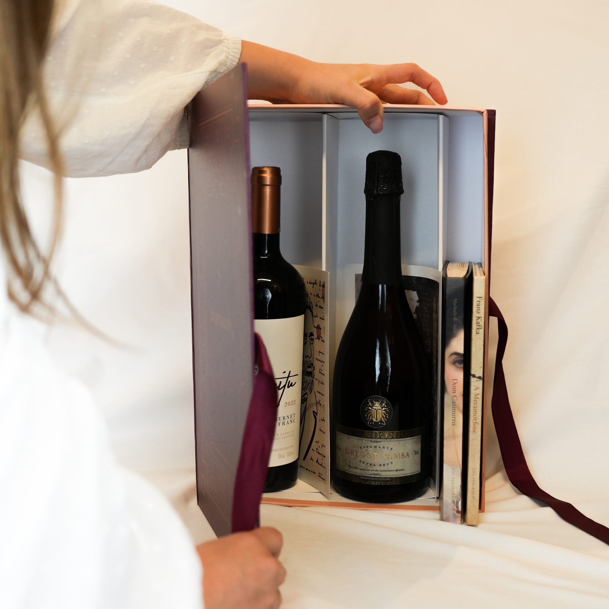 Box Experiência: A Metamorfose + Dom Casmurro — 2 Livros, 2 Cursos, Vinho e Espumante