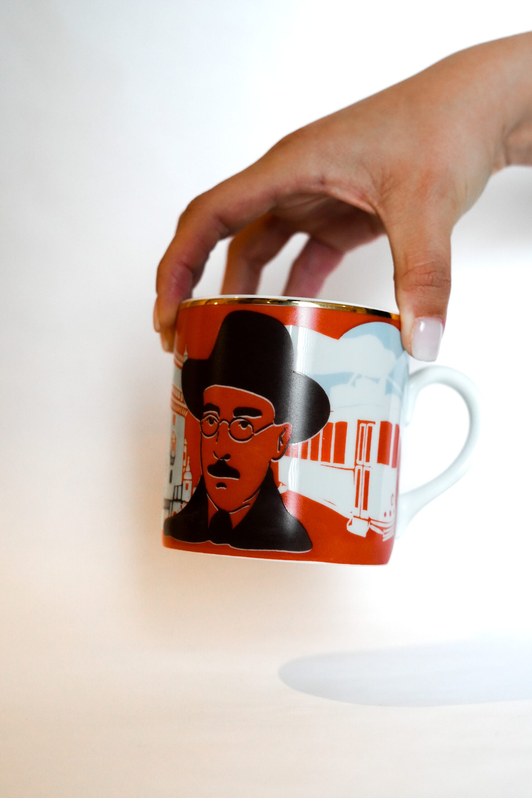Caneca Fernando Pessoa + Curso O Banqueiro Anarquista - Coleção Café com Pensadores